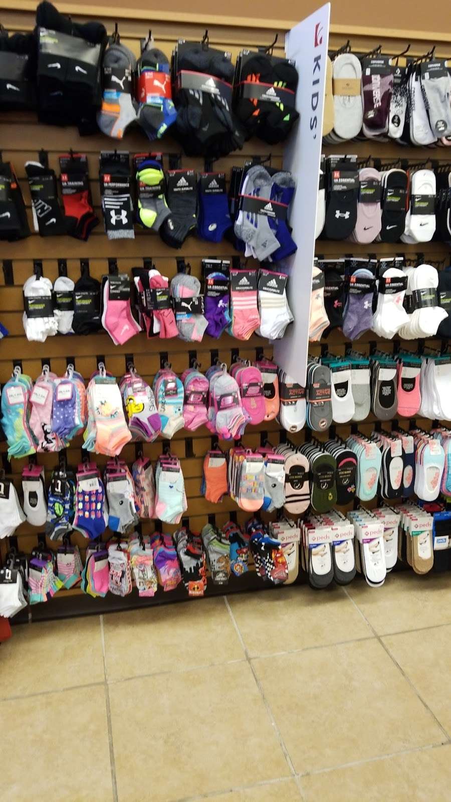 Famous Footwear | 3571 Hempstead Turnpike, Levittown, NY 11756, USA | Phone: (516) 688-6220