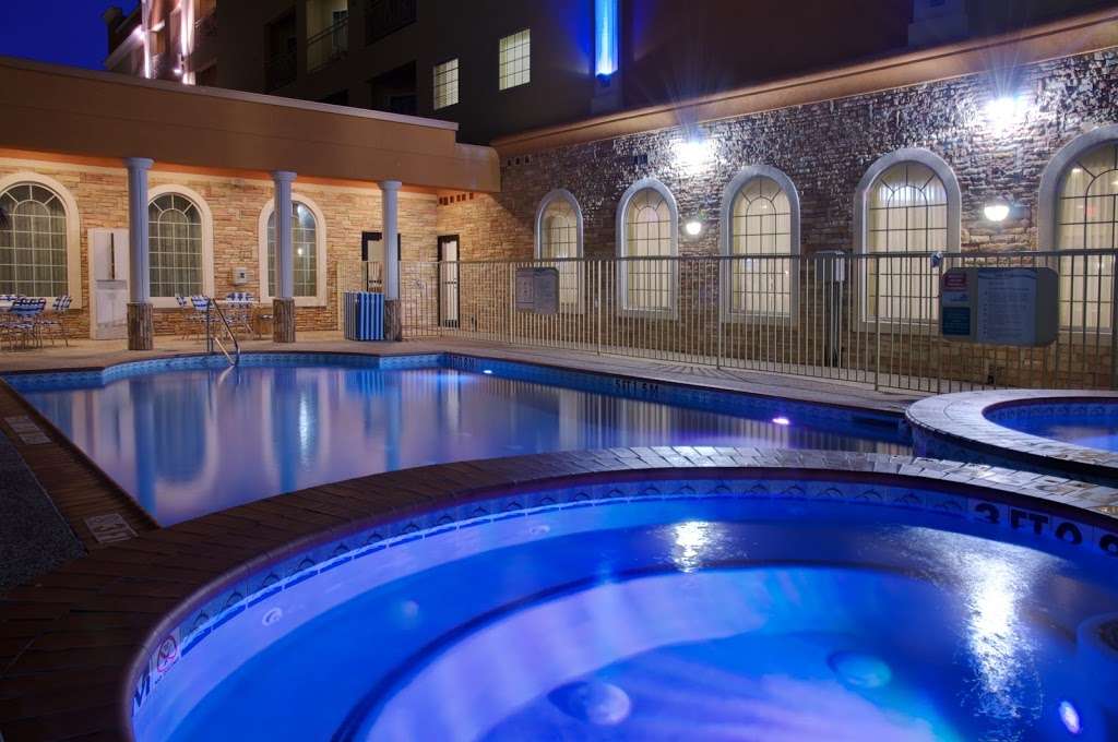 Holiday Inn Express & Suites Galveston West-Seawall | 8628 Seawall Blvd, Galveston, TX 77554, USA | Phone: (409) 740-7900