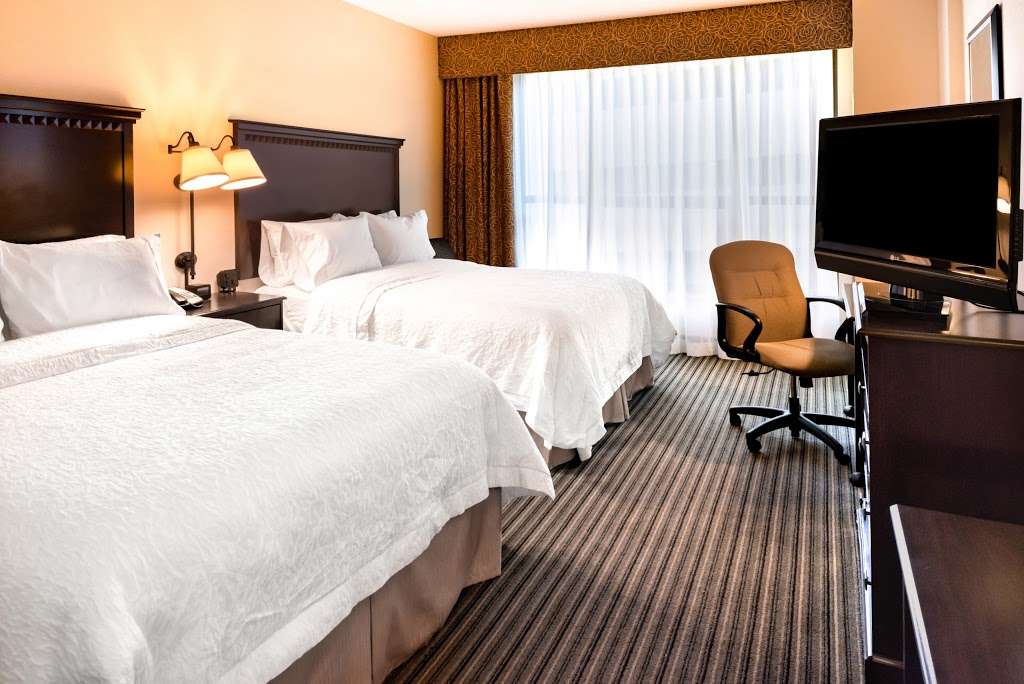 Hampton Inn & Suites National Harbor/Alexandria Area | 250 Waterfront St, Oxon Hill, MD 20745, USA | Phone: (301) 567-3531