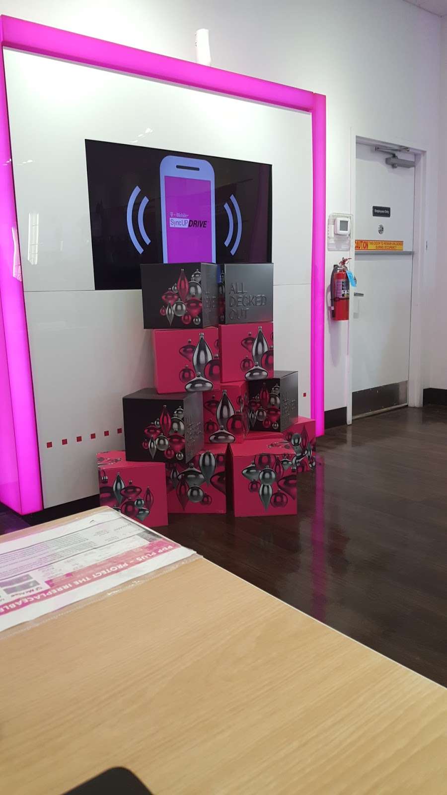 T-Mobile | 3005 W Wheatland Rd Suite 115, Dallas, TX 75237, USA | Phone: (972) 709-0811