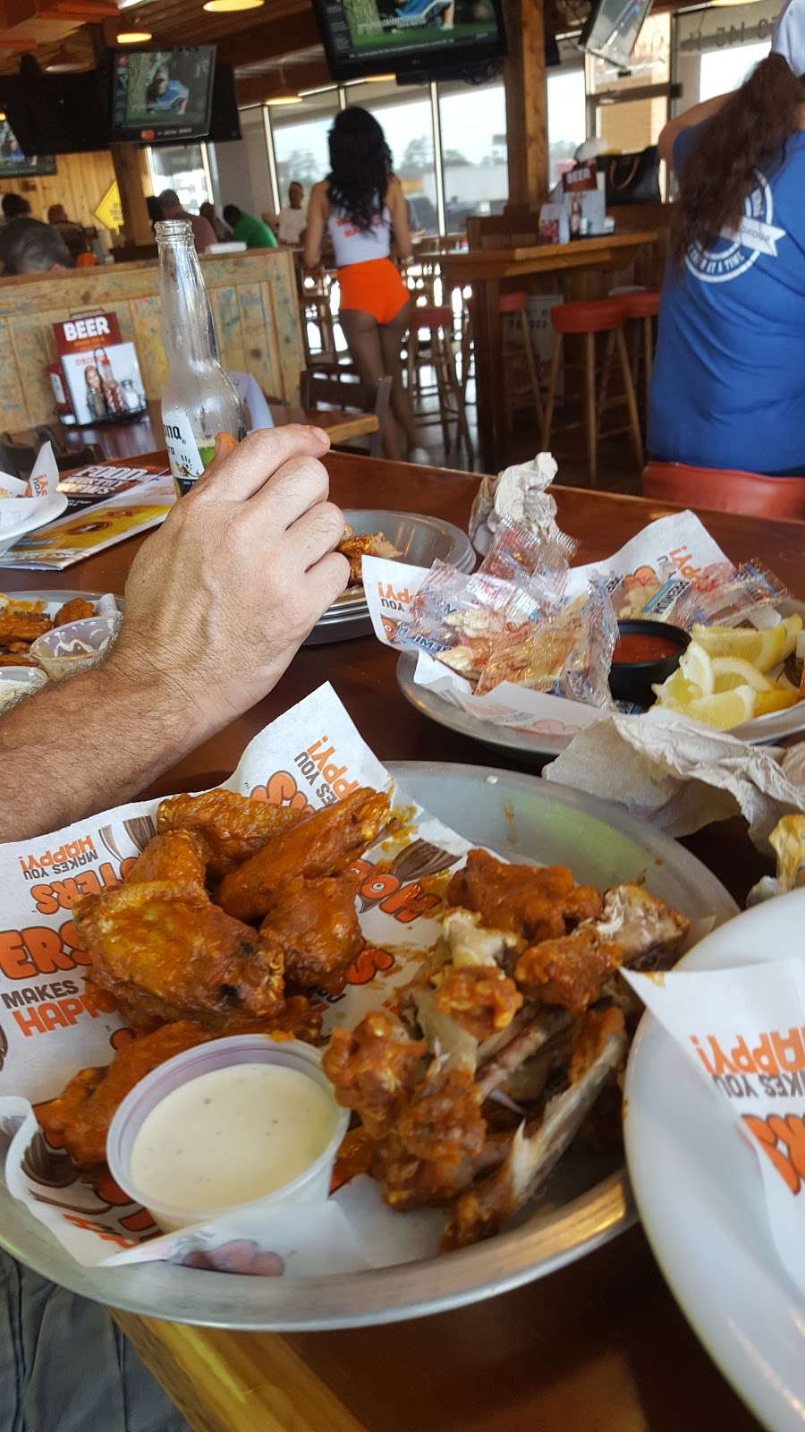 Hooters | 19053 I-45 S, Conroe, TX 77385 | Phone: (936) 321-9466