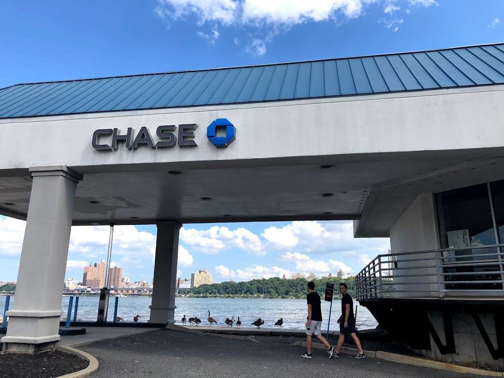 Chase Bank | 725 River Rd, Edgewater, NJ 07020, USA | Phone: (201) 941-5444