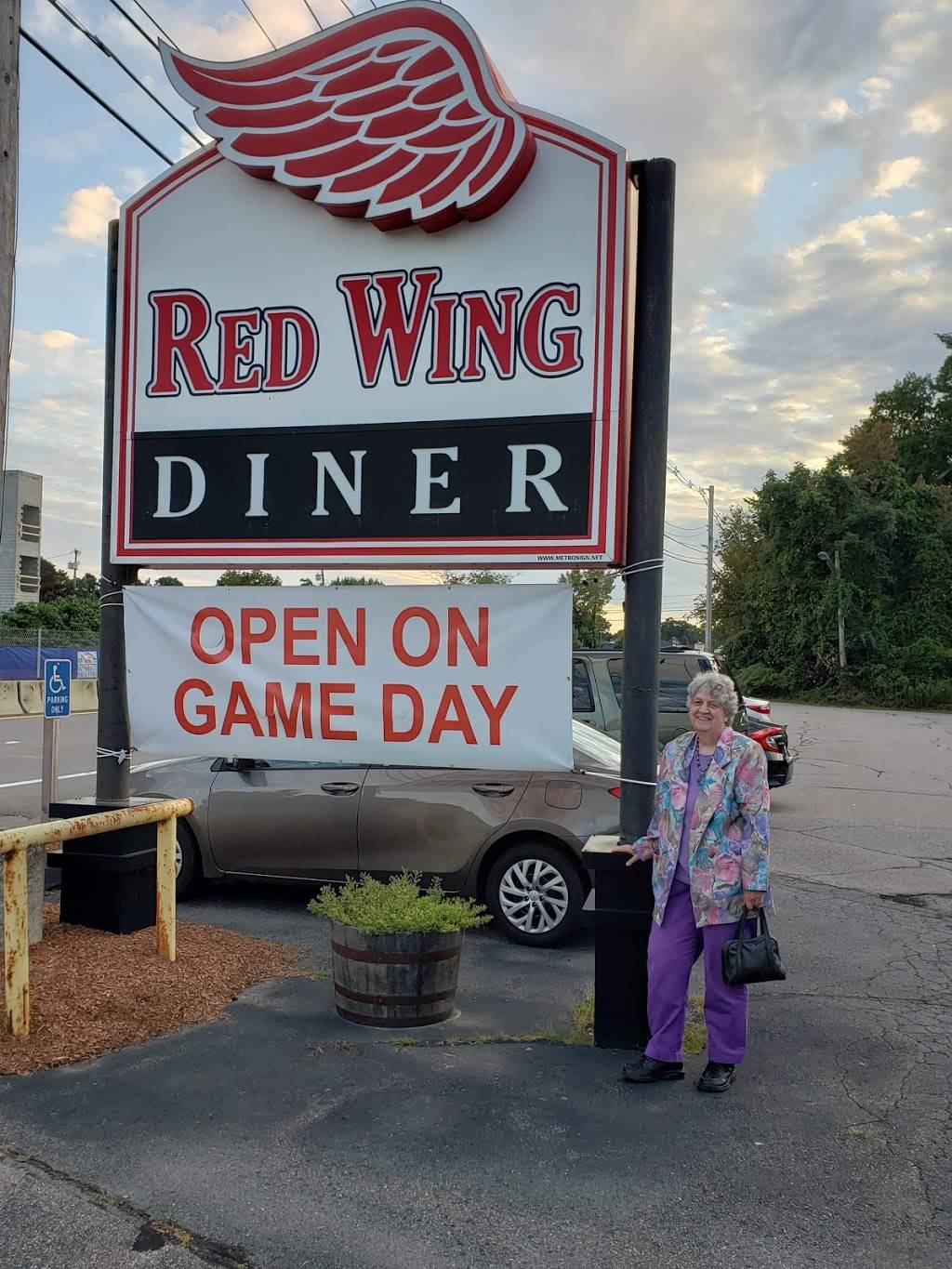 Red Wing Diner Inc | 2235 Providence Hwy, Walpole, MA 02081, USA | Phone: (508) 668-0453