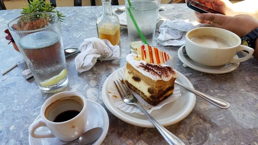 Le Petit Cafe And Bakery | 1591 Spinnaker Dr #112, Ventura, CA 93001, USA | Phone: (805) 642-1191