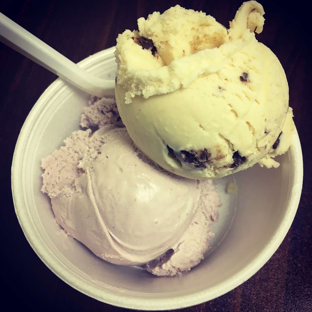 Double Twister Ice Cream and Coffee Shop Southbury | 385 Main St S, Southbury, CT 06488, USA | Phone: (203) 405-1025