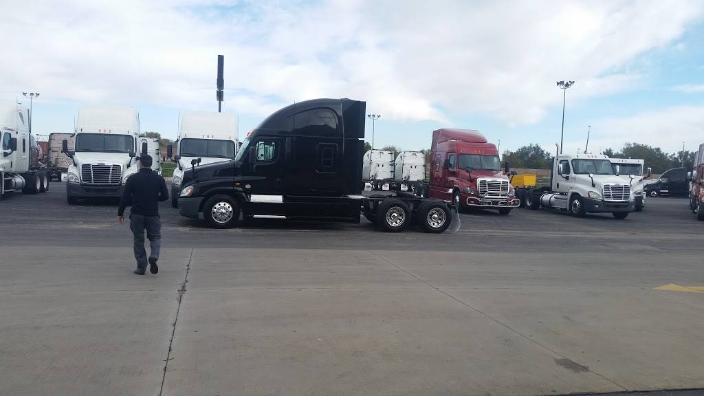 SelecTrucks of Omaha | 1208 31st Ave, Council Bluffs, IA 51501, USA | Phone: (712) 366-6440