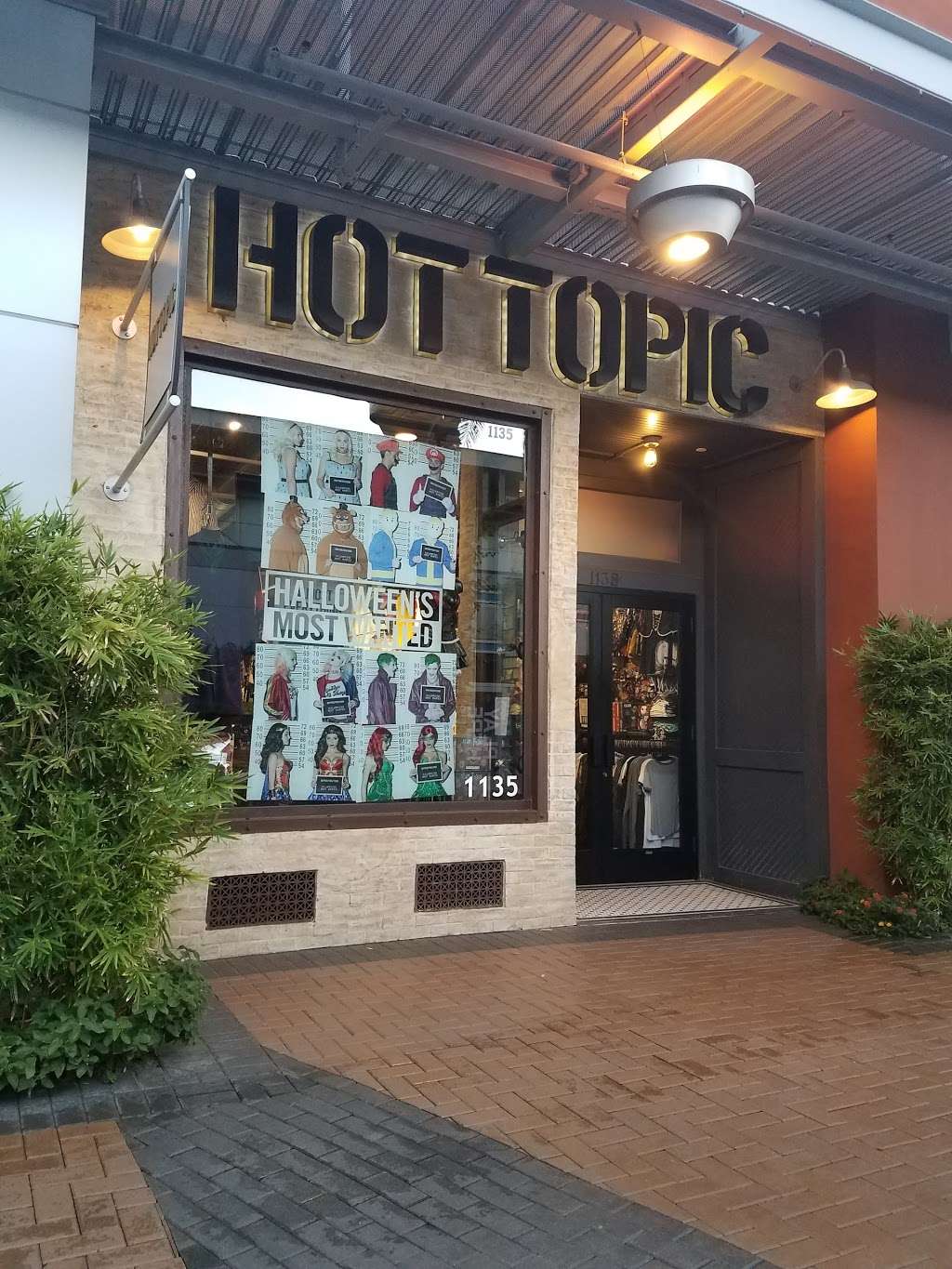 Hot Topic | 2000 Rio Salado Pathway D-2, Tempe, AZ 85281, USA | Phone: (480) 557-9828