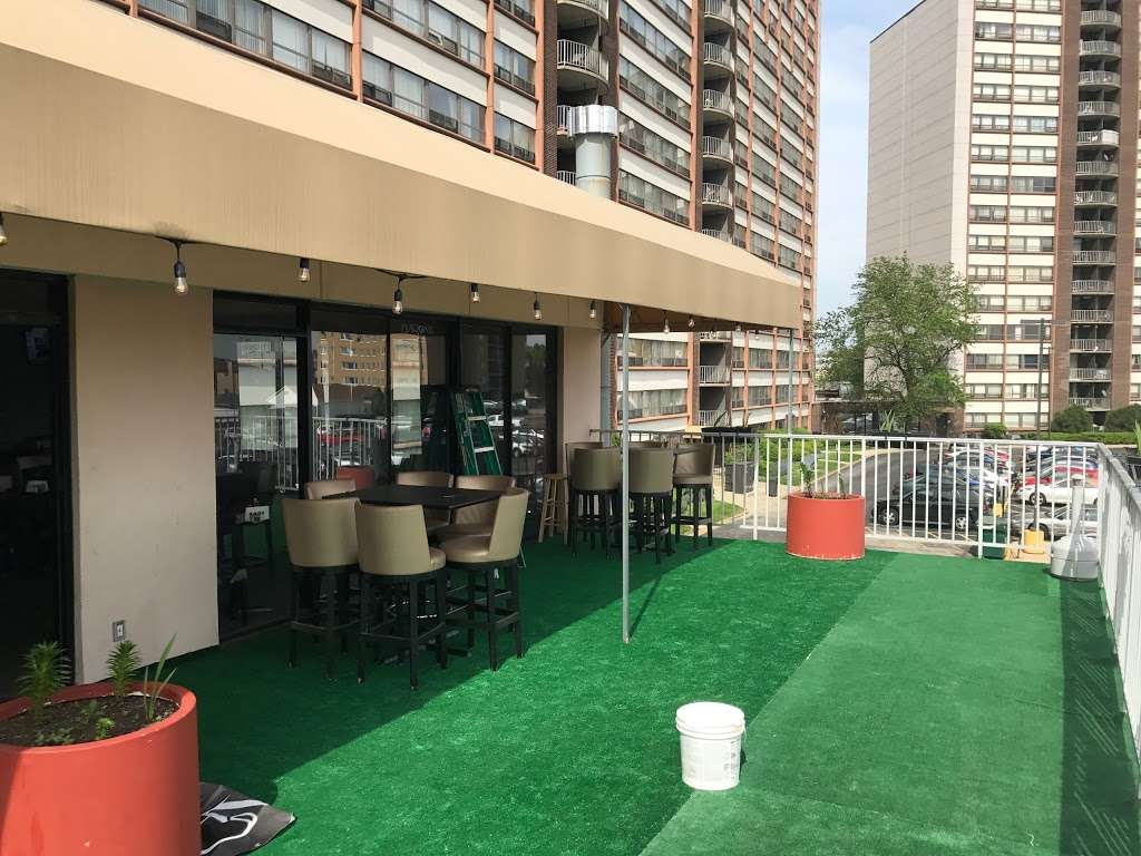 Avalon Bar N Grill | The Pavilion Apartments, 5431 N East River Rd, Chicago, IL 60656 | Phone: (773) 444-0878