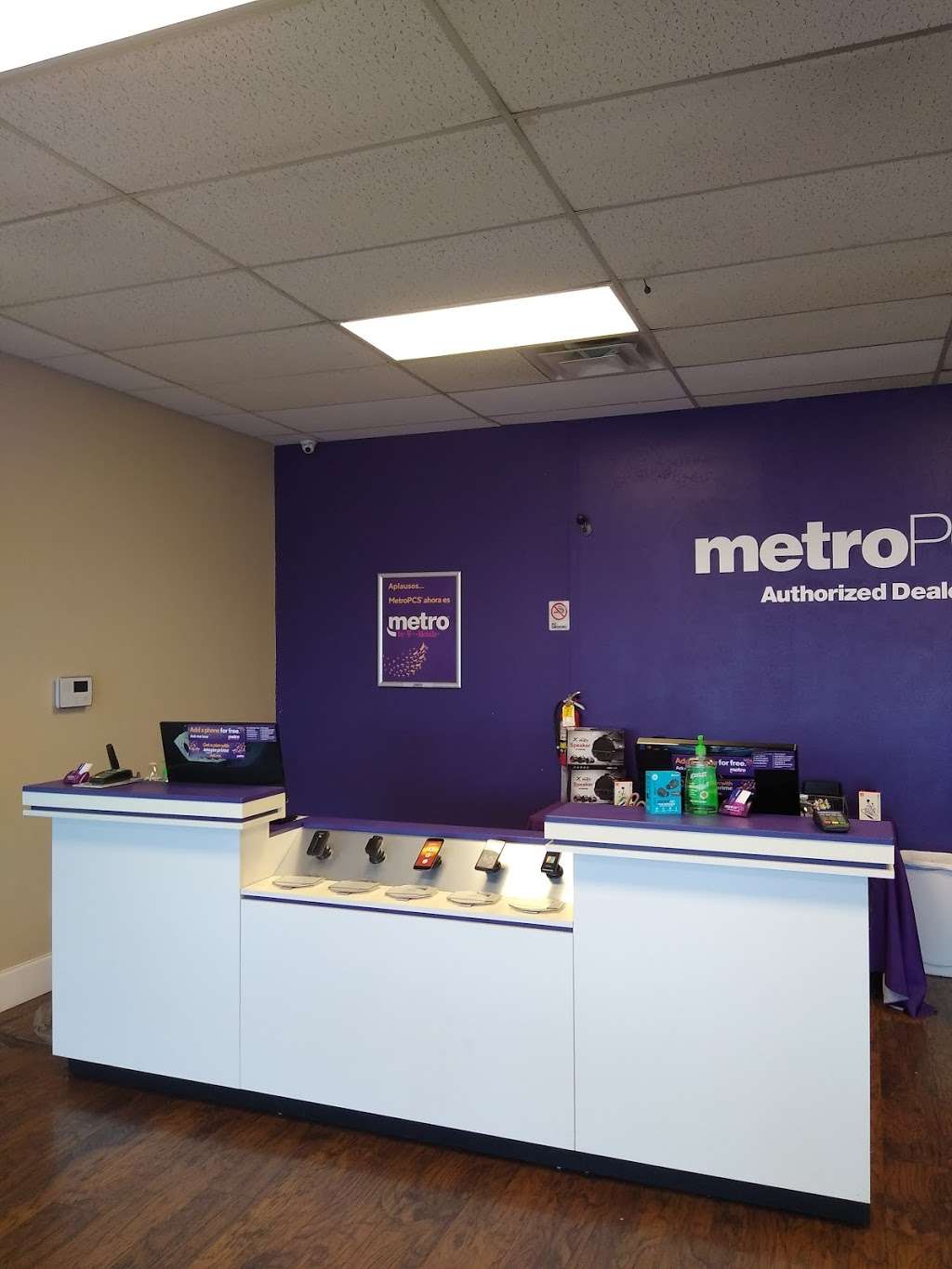 Metro by T-Mobile | 1954 W Broadway Rd #108, Mesa, AZ 85202, USA | Phone: (480) 964-0615