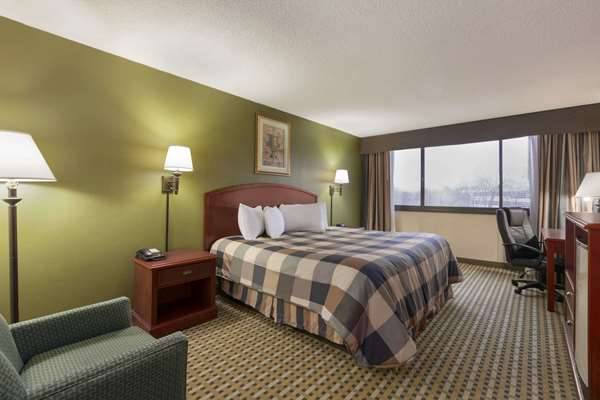 Ramada by Wyndham Rochelle Park Near Paramus | 375 W Passaic St, Rochelle Park, NJ 07662, USA | Phone: (201) 957-1172