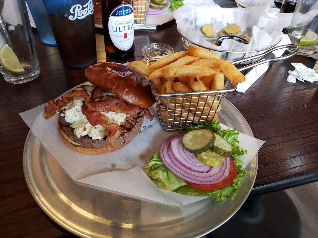 Burgers & Beer | 101 W Locust St, Fairbury, IL 61739, USA | Phone: (815) 692-1163