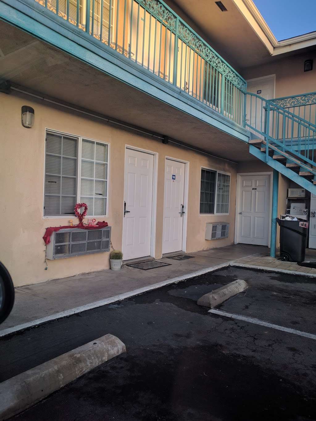 Castaway Motel | 1929 W Chapman Ave, Orange, CA 92868 | Phone: (714) 978-3444