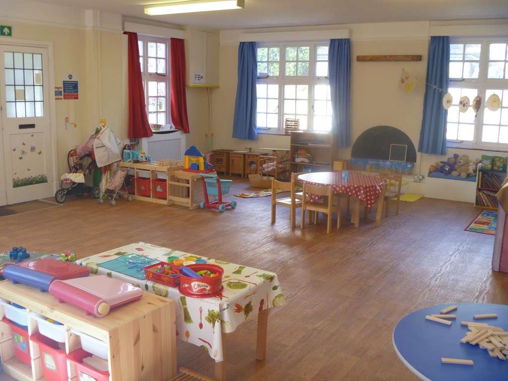 Wee Ones Day Nursery & Pre School | 26 Bakers Ln, Lingfield RH7 6HD, UK | Phone: 07801 550400