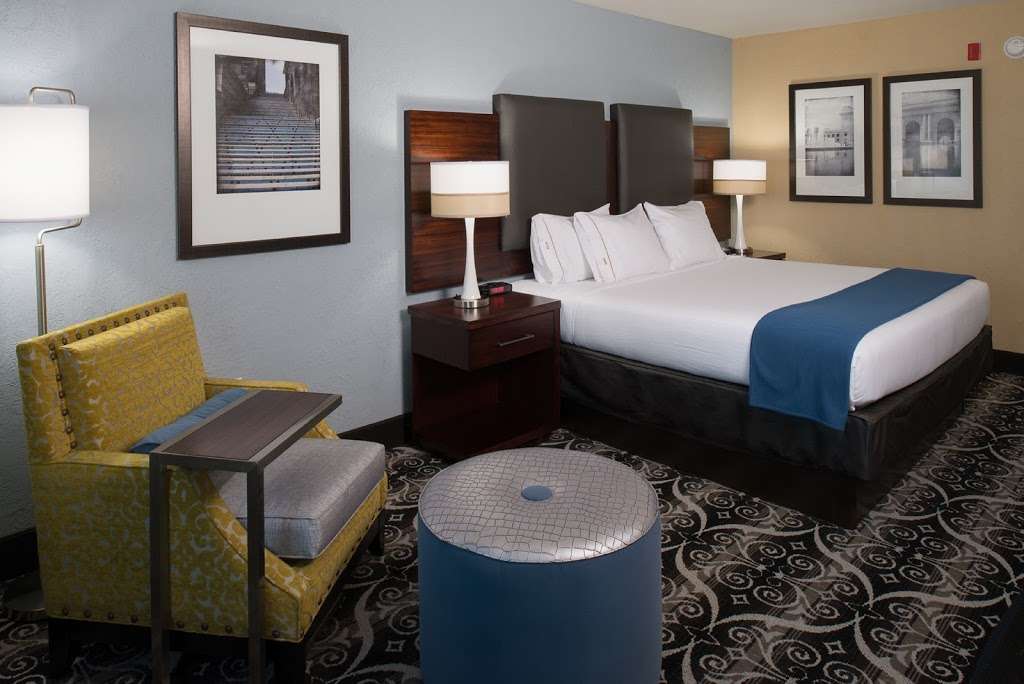 Holiday Inn Express & Suites Kansas City Airport | 9550 NW Polo Dr, Kansas City, MO 64153, USA | Phone: (816) 923-4100