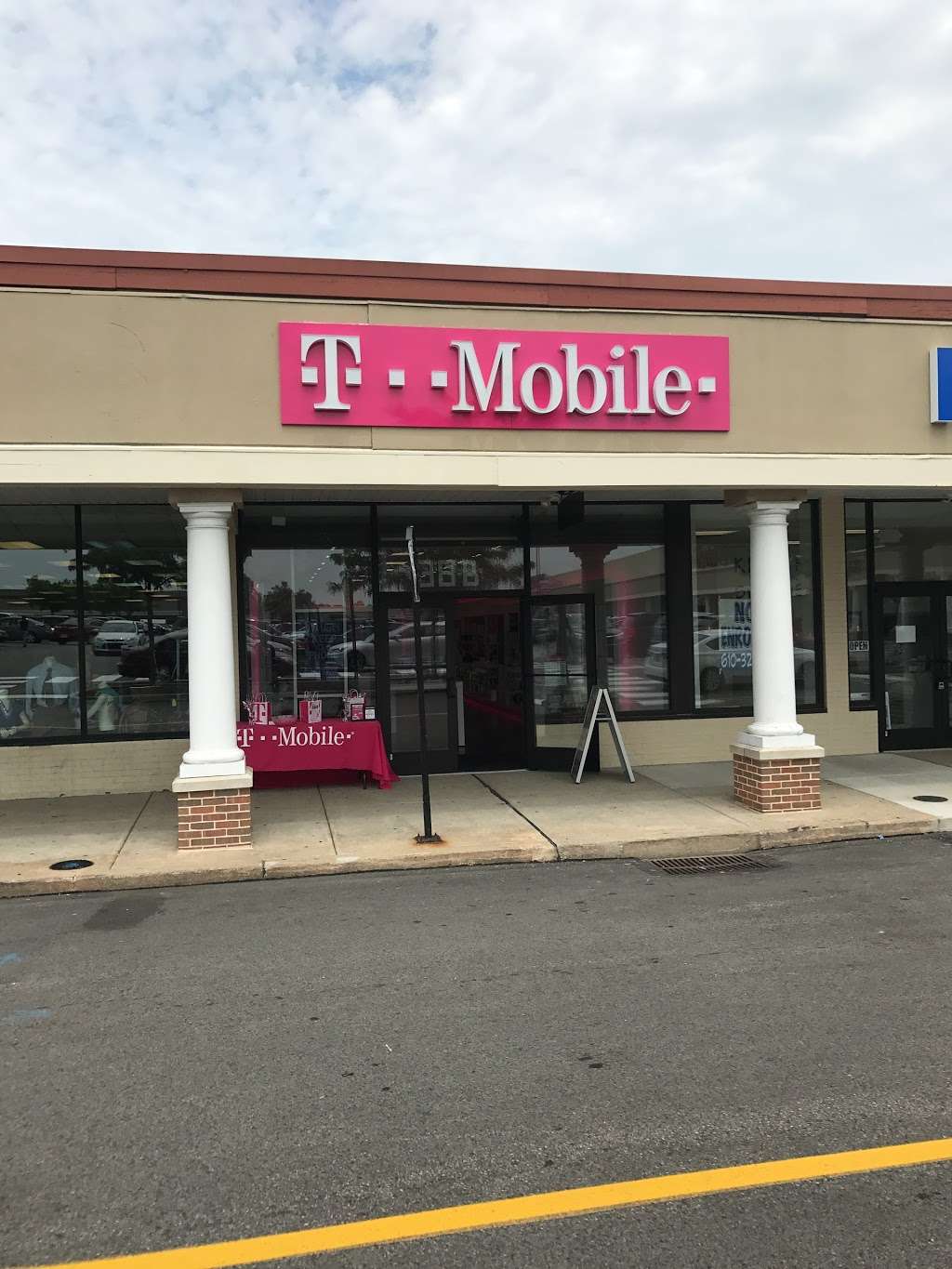 T-Mobile | 1991 Sproul Rd Space 38B, Broomall, PA 19008, USA | Phone: (610) 356-1928