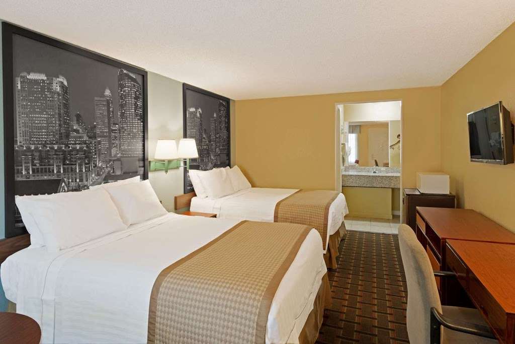 Super 8 by Wyndham Charlotte Airport North | 3200 Queen City Dr, Charlotte, NC 28208, USA | Phone: (704) 398-3144