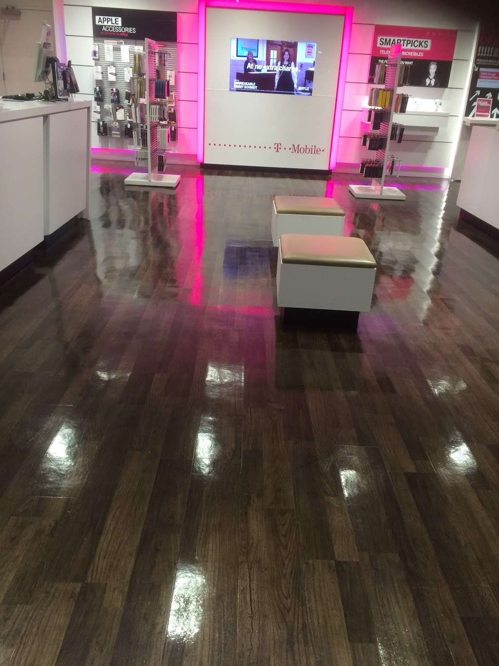 T-Mobile | 4201 Gaston Ave Ste 100, Dallas, TX 75246, USA | Phone: (214) 821-2086