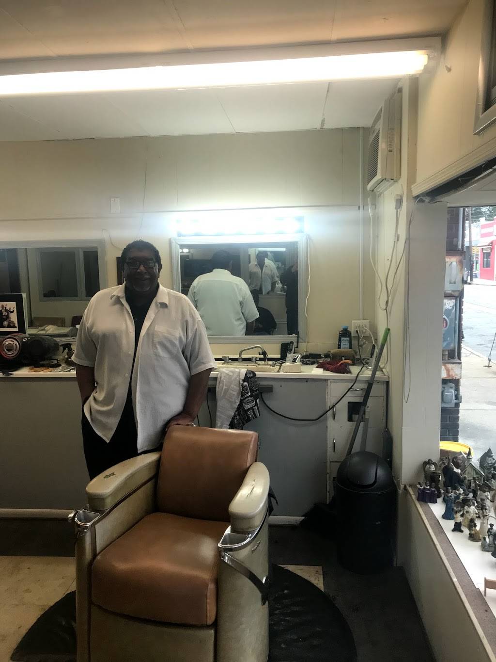 R Js Barber Shop | 707 N Sheppard St, Richmond, VA 23221, USA | Phone: (804) 355-8485