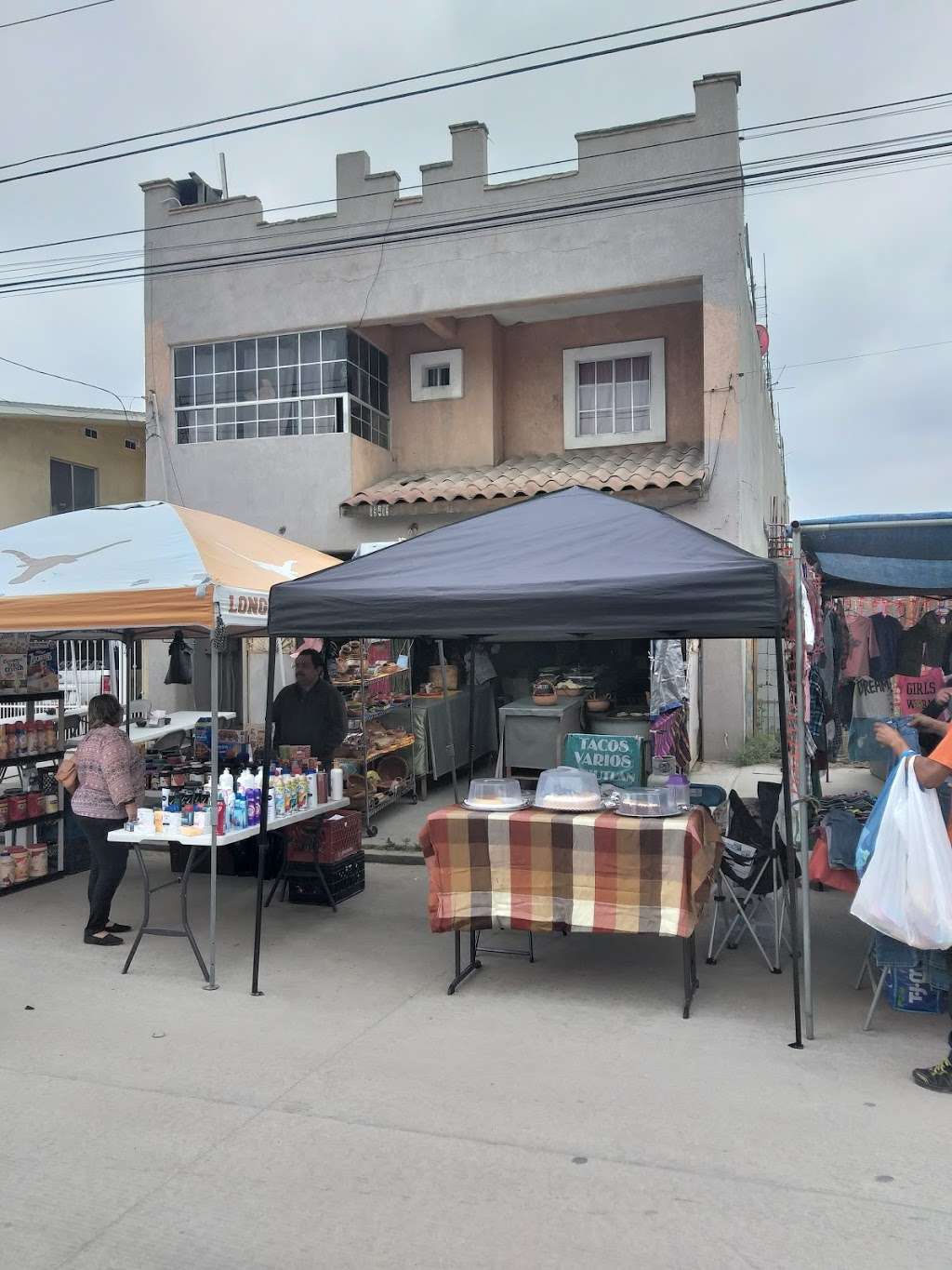 Tacos Varios Teziutlan | Felipe Villanueva 19419, Nueva Tijuana, 22435 Tijuana, B.C., Mexico | Phone: 664 292 4817