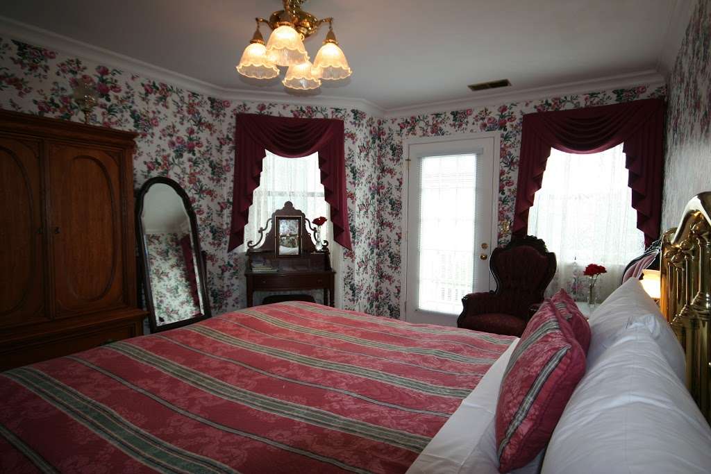 Pacific Victorian Bed & Breakfast | 325 Alameda Ave, Half Moon Bay, CA 94019, USA | Phone: (650) 712-3900