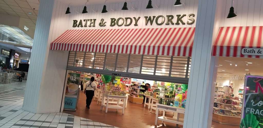 Bath & Body Works | 701 NJ-440, Jersey City, NJ 07304 | Phone: (201) 395-0402