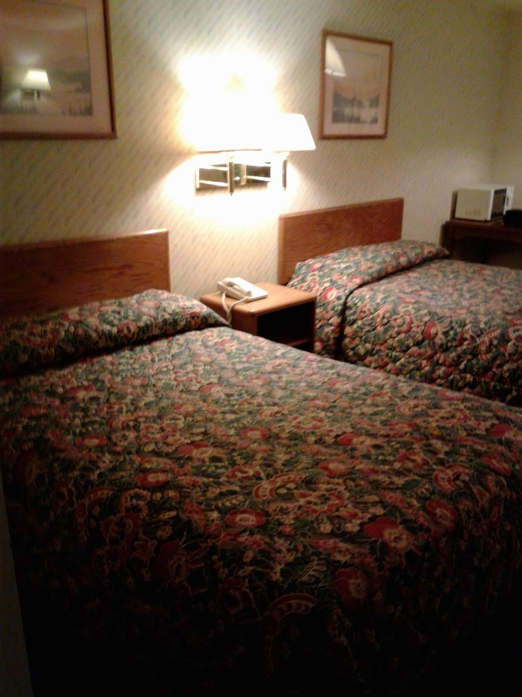 Landmark Inn | 304 Eastgate Dr, Osawatomie, KS 66064, USA | Phone: (913) 755-3051