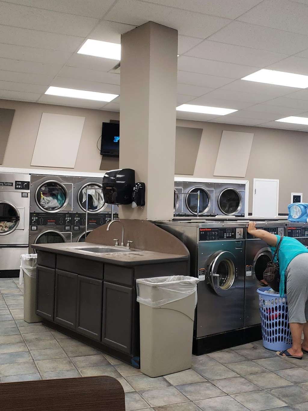 Laundry & Tan Connection | 8075 Madison Ave, Indianapolis, IN 46227 | Phone: (317) 882-9088