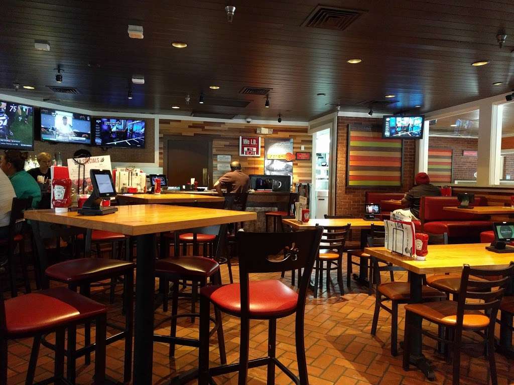 Chilis Grill & Bar | 2222 W Northwest Hwy, Dallas, TX 75220, USA | Phone: (214) 358-5274