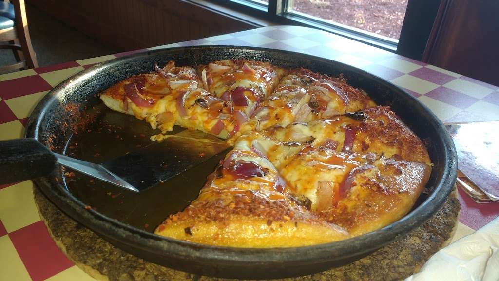 Pizza Hut | 914 N Simpson Dr, Warrensburg, MO 64093, USA | Phone: (660) 747-1777