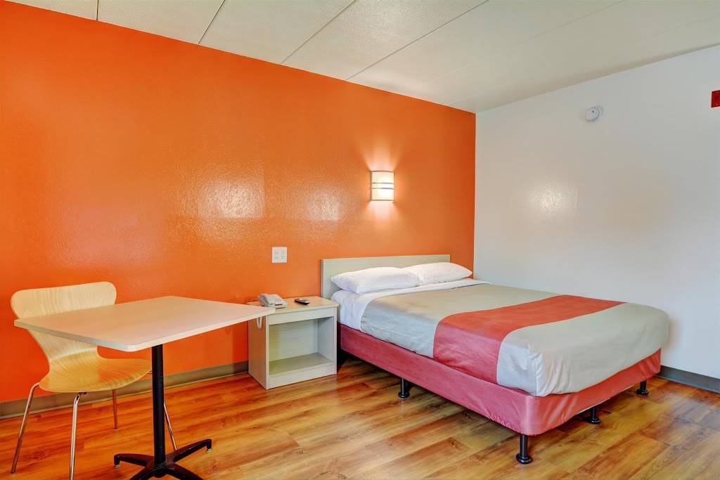 Motel 6 Seekonk, MA - Providence East | 821 Fall River Ave, Seekonk, MA 02771, USA | Phone: (508) 336-7800