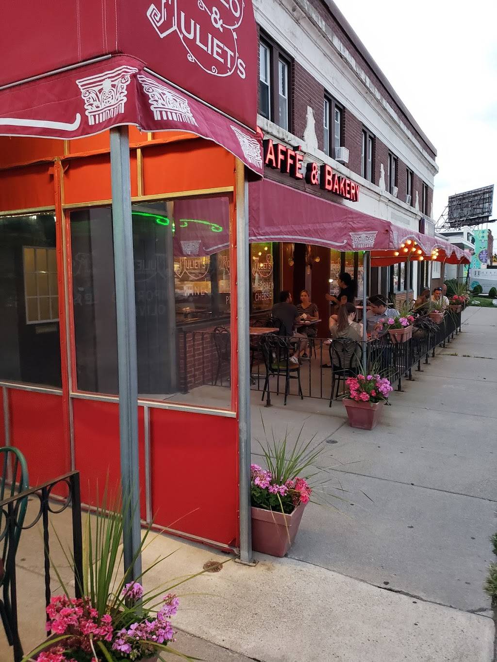 Romeo & Juliets Cafeé & Bakery | 1292 Hertel Ave, Buffalo, NY 14216, USA | Phone: (716) 873-5730