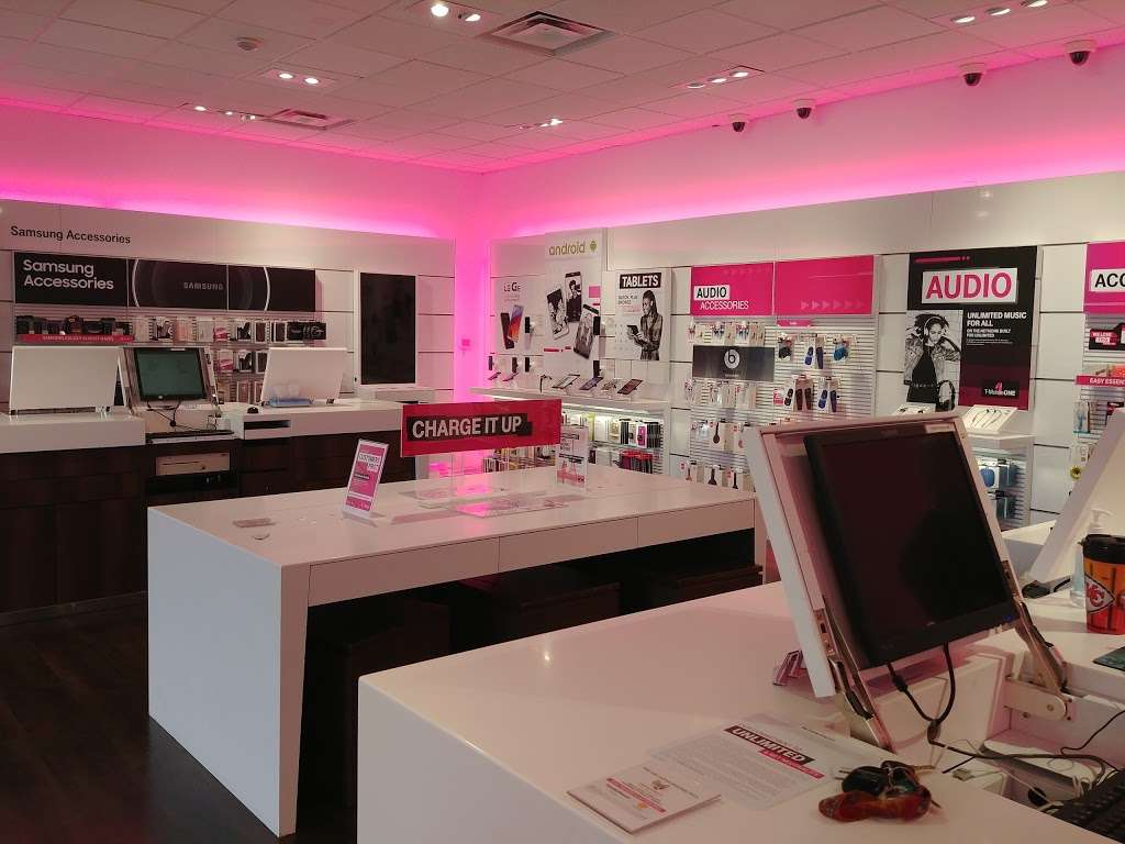 T-Mobile | 15610 Shawnee Mission Pkwy Ste B, Shawnee, KS 66217, USA | Phone: (913) 268-4414