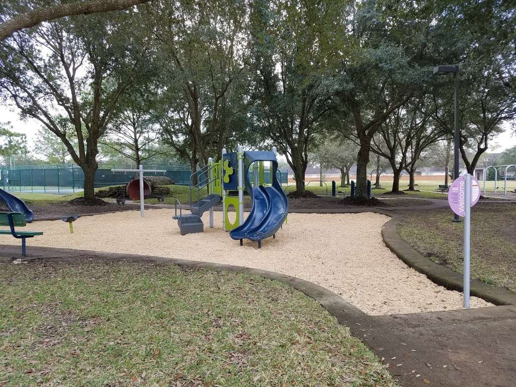 Brittany Lakes park & pool | 2112 Brittany Lakes Dr, League City, TX 77573, USA | Phone: (281) 343-9178