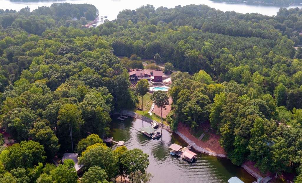 Lake Norman Bluebird Cove Vacation Rental | 9488, 118 Fairburn Dr, Mooresville, NC 28117, USA | Phone: (484) 844-1298