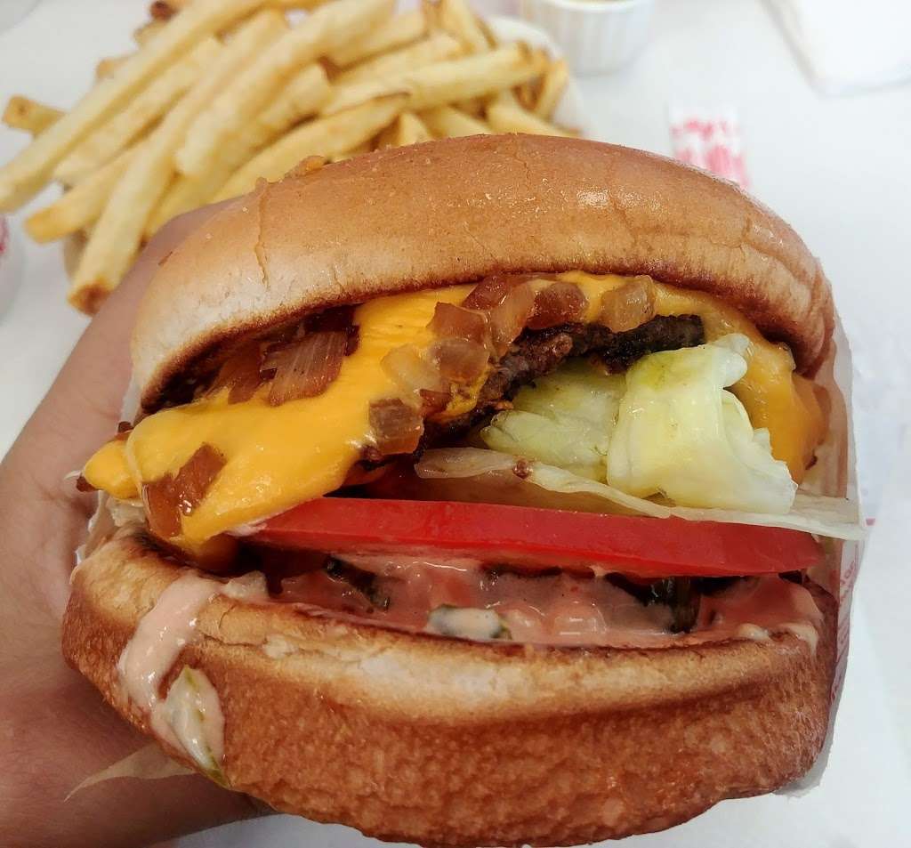 In-N-Out Burger | 4041 N Lakewood Blvd, Long Beach, CA 90808, USA | Phone: (800) 786-1000