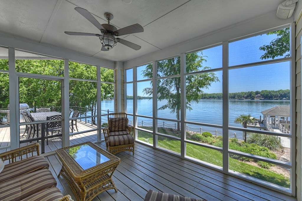 Carolina Hideaway Luxury Vacation Rental Home | 2820 Camden Pointe Dr, Sherrills Ford, NC 28673, USA | Phone: (513) 225-3513