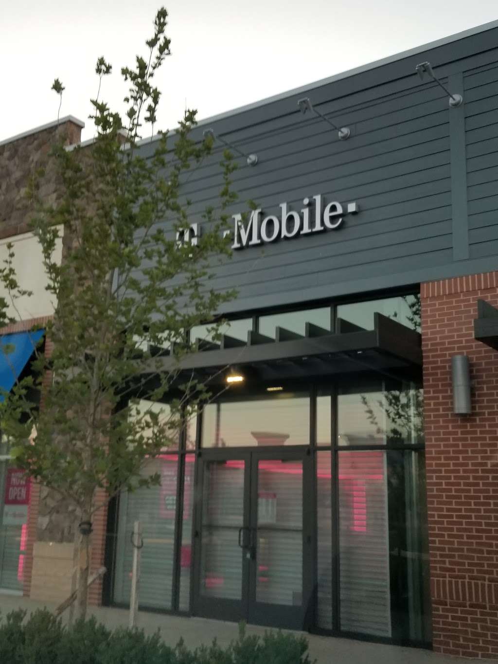 T-Mobile | 2460 Market St NE, Washington, DC 20018 | Phone: (202) 470-3699