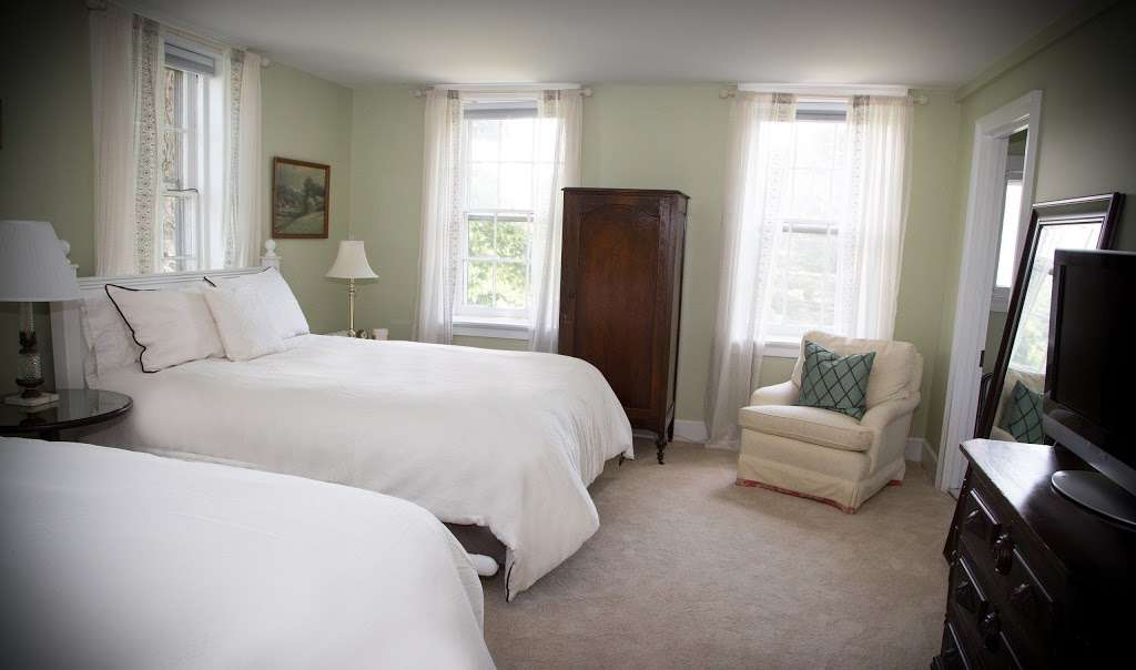 Cromwell Manor Historic Inn | 174 Angola Rd, Cornwall, NY 12518, USA | Phone: (845) 534-7136
