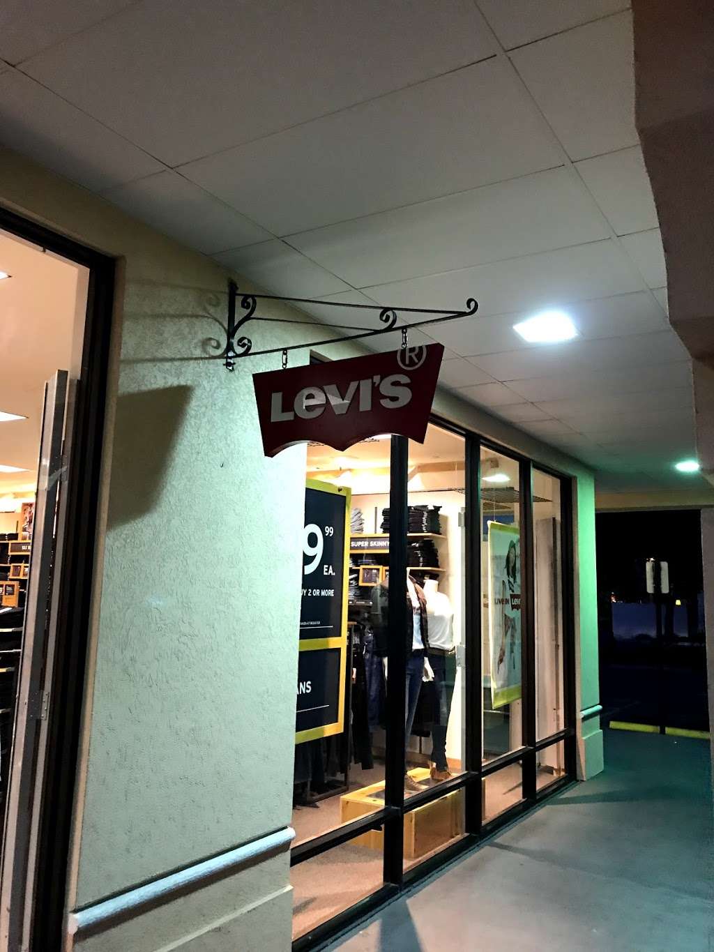 Levis Outlet Store at Outlet Marketplace | 5221 International Dr Suite D3, Orlando, FL 32819 | Phone: (407) 351-7721