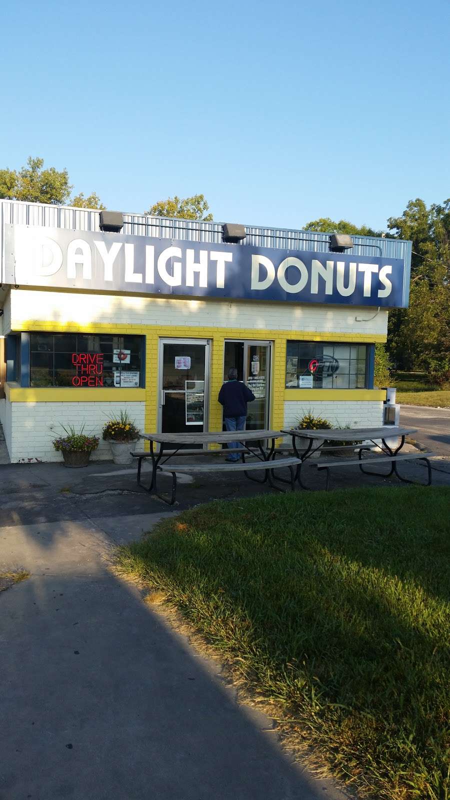 Daylight Donuts | 902 S Commercial St, Harrisonville, MO 64701 | Phone: (816) 884-4500