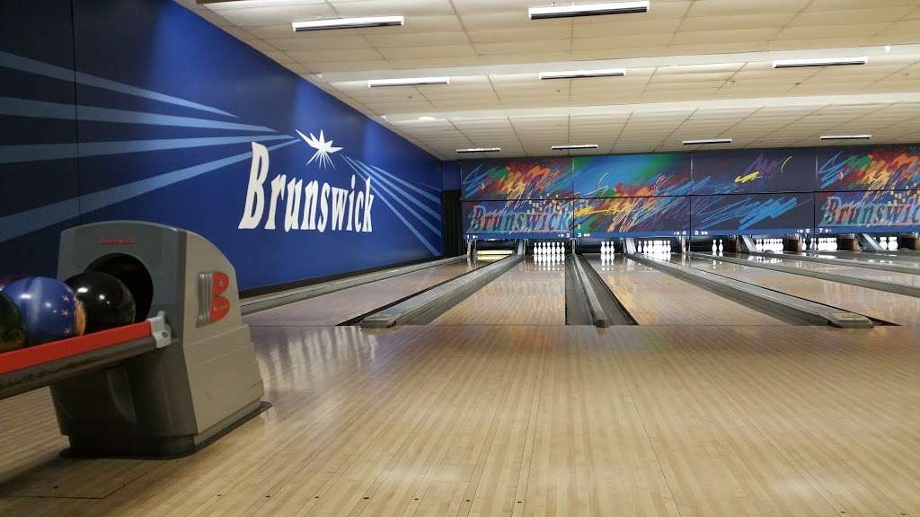 Brunswick Zone Wekiva Lanes | 2160 E Semoran Blvd, Apopka, FL 32703, USA | Phone: (407) 880-9090