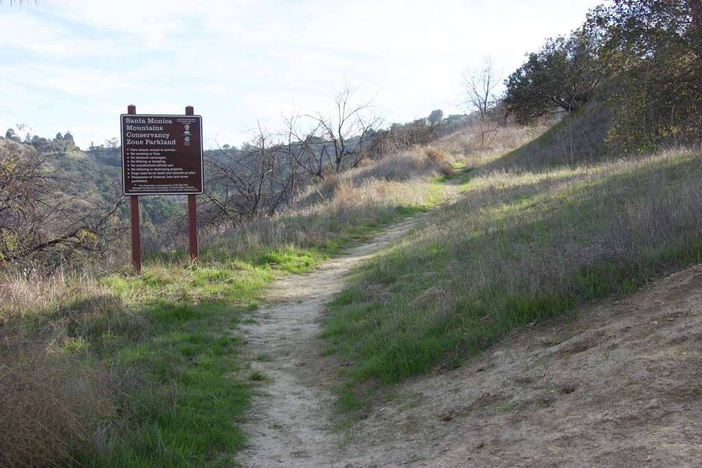 Longridge Park Trailhead | 3600 Alomar Dr, Sherman Oaks, CA 91423, USA | Phone: (323) 221-9944