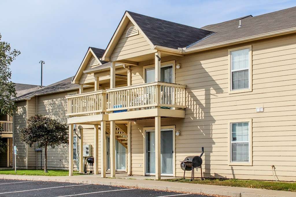 August Place Apartments & Villas | 2310 W 26th St, Lawrence, KS 66047, USA | Phone: (785) 843-6446
