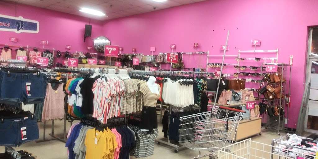 Fallas Paredes Discount Stores | 11703 Eastex Fwy, Houston, TX 77039, USA | Phone: (281) 449-2337