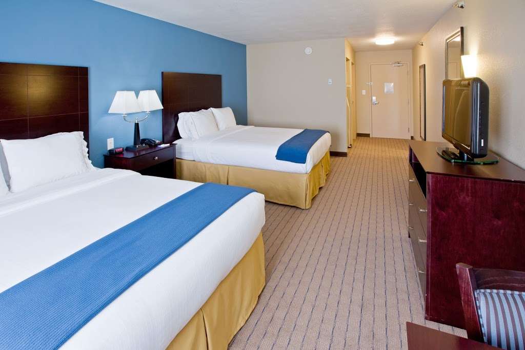 Holiday Inn Express & Suites Shelbyville Indianapolis | 38 W Rampart Rd, Shelbyville, IN 46176, USA | Phone: (317) 398-0800