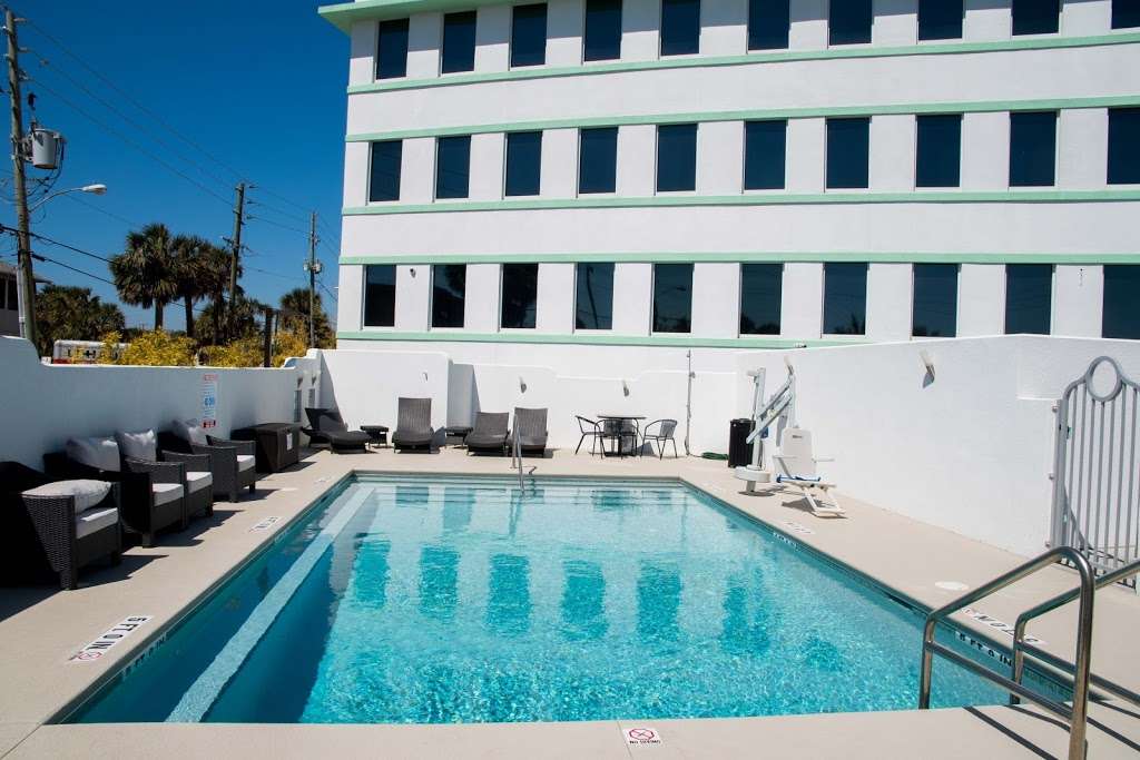 Streamline Hotel | 140 S Atlantic Ave, Daytona Beach, FL 32118, USA | Phone: (386) 947-7470