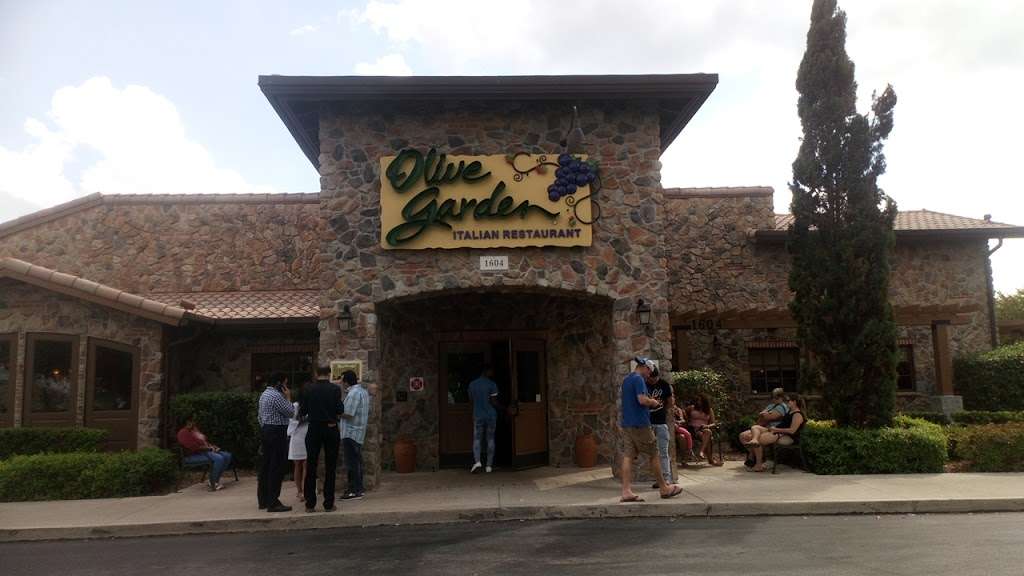 Olive Garden Italian Restaurant | 1604 W Osceola Pkwy, Kissimmee, FL 34741, USA | Phone: (407) 846-2720