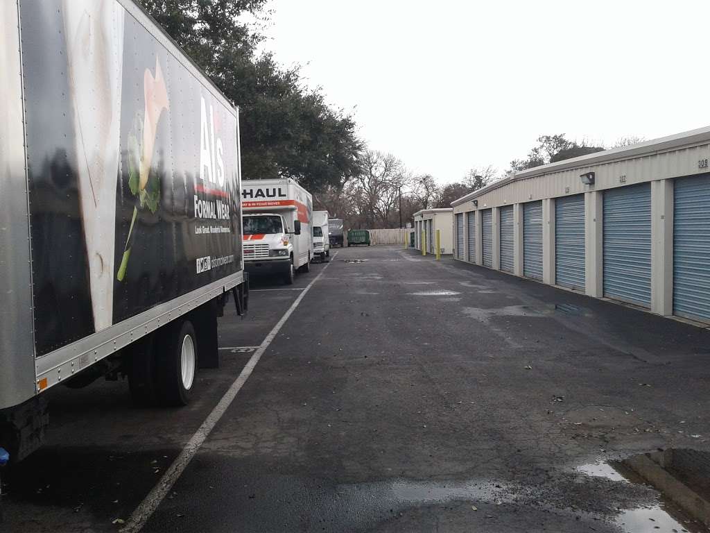 Lockaway Storage - WW White | 2235 S WW White Rd, San Antonio, TX 78222, USA | Phone: (210) 588-0188