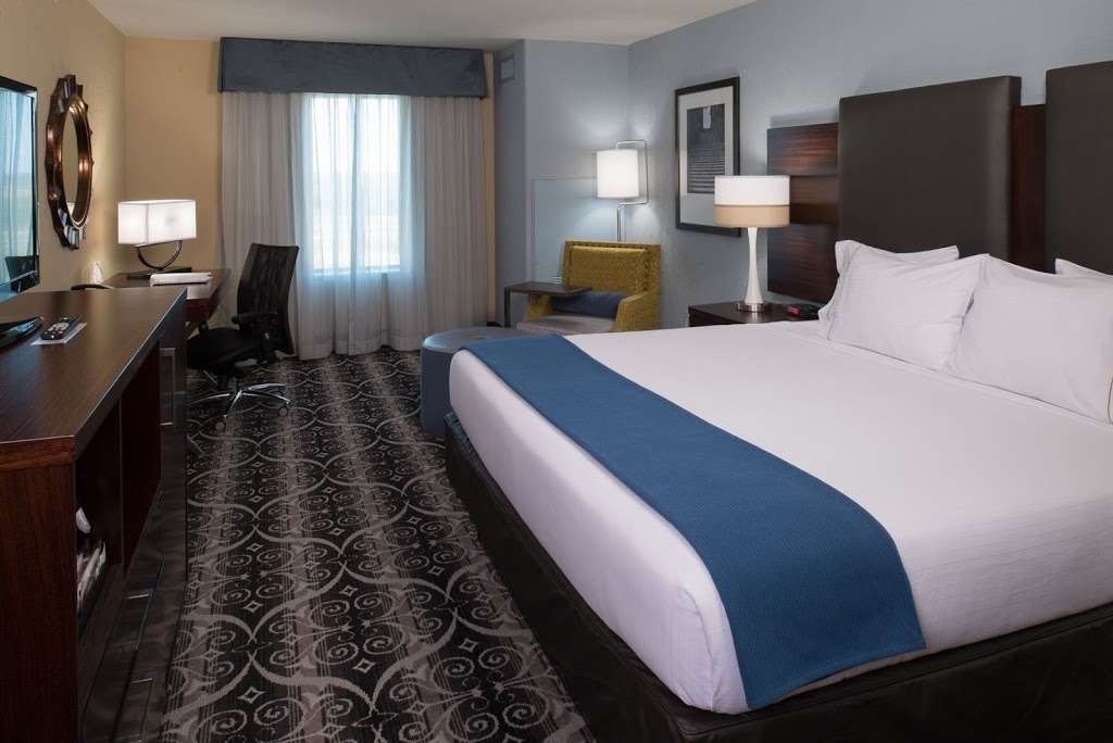 Holiday Inn Express & Suites Kansas City Airport | 9550 NW Polo Dr, Kansas City, MO 64153, USA | Phone: (816) 923-4100