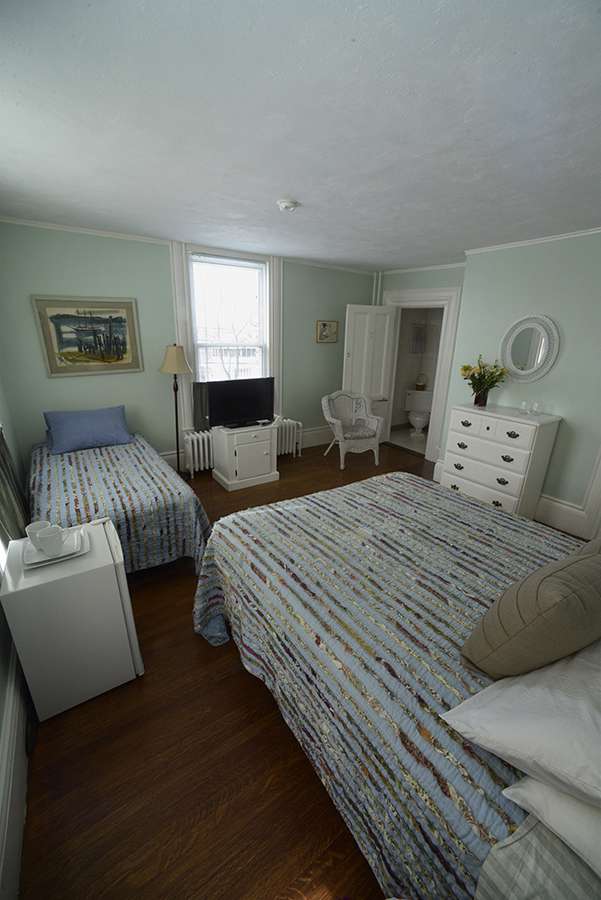 Colonial Inn | 28 Eastern Point Rd, Gloucester, MA 01930, USA | Phone: (978) 281-1953